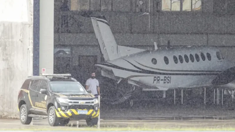 Avião trazendo banqueiro Daniel Vorcaro, dono do Banco Master chegando ao hangar da polícia federal, vindo da penitenciária 2 de Potim, no interior de São Paulo para penitenciária federal de Brasília (Foto: Rafa Neddermeyer)